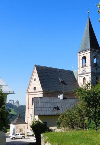 Wallfahrtskirche Bad Dürrnberg mit den Barmsteinen im Hintergrund