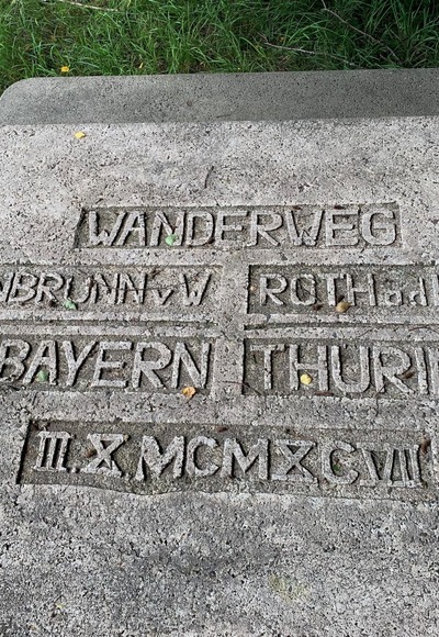 Steinerner Tisch am Start des Grenzwanderwegs Weißenbrunn-Roth