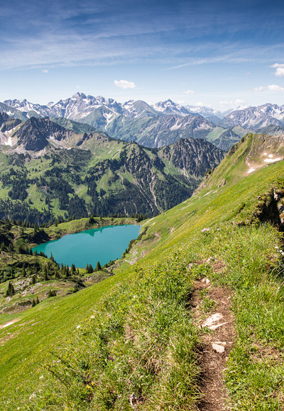 Rückblick auf den Grat, ganz links die markante Höfats.