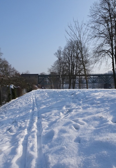 Zurück nach Landshut bei den Schrebergärten neben der Eisenbahnbrücke