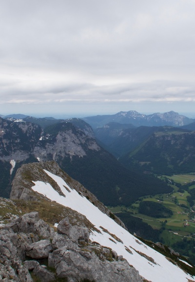Ausblick vom Gipfelkreuz über den kurzen Grat zur Reiteralpe