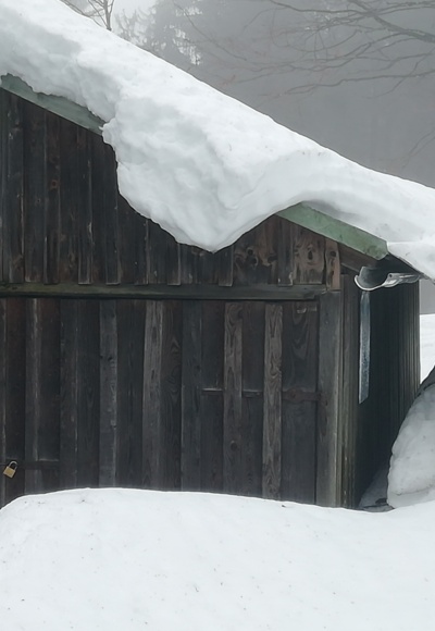 Verschneite Jägerhütte zwischen Hauptmannsberg und Änger