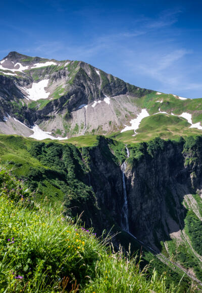 Der mächtige Wasserfall unterhalb des Eissees. Im Hintergrund das Rauheck.