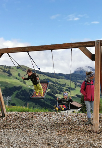 Schaukel und Sandkiste für Kinder
