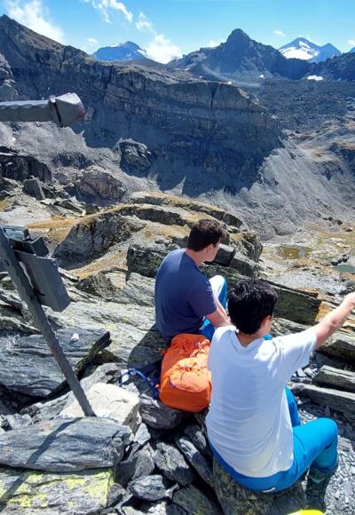 Am Gipfel der Tarntaler Köpfe. Hinten die Lizumer Sonnenspitze, dahinter der Reckner, ganz hinten der Olperer.