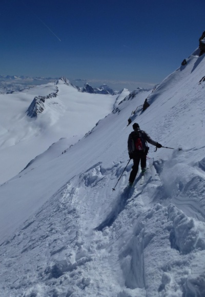 Man hat hier am Fuße des Nordgrates des Schalfkogels, wo der Diemferner von der Venterseite heraufzieht, die Möglichkeit einer direkteren Einfahrtsmöglichkeit auf den Schalfferner. Allerdings beträgt hier die Steilheit im Bereich des Grates mehr als 