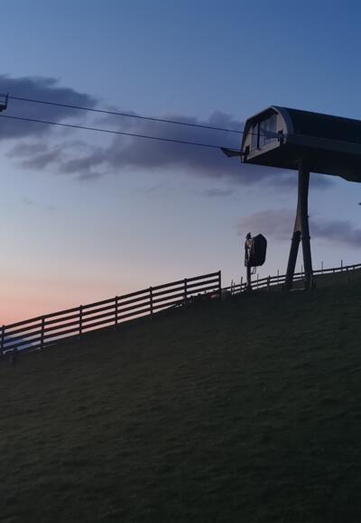 Bergstation der Westgipfelbahn bei Sonnenuntergang im Sommer