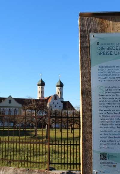 Kloster Benediktbeuern mit Stele Benediktusweg
