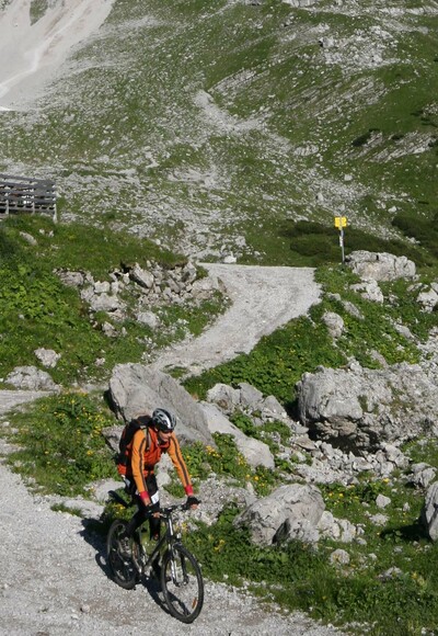 Mountainbiker an der Lamsenjochhütte