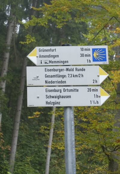 Wanderwegweisen im Eisenburger Wald