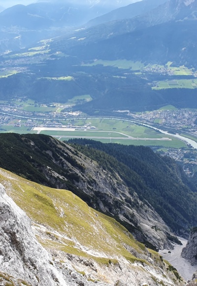 Tiefblick zu Kranebitter Klamm und Flughafen