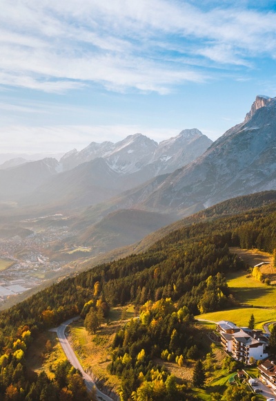 Blick über Mösern und das Inntal auf die Hohe Munde