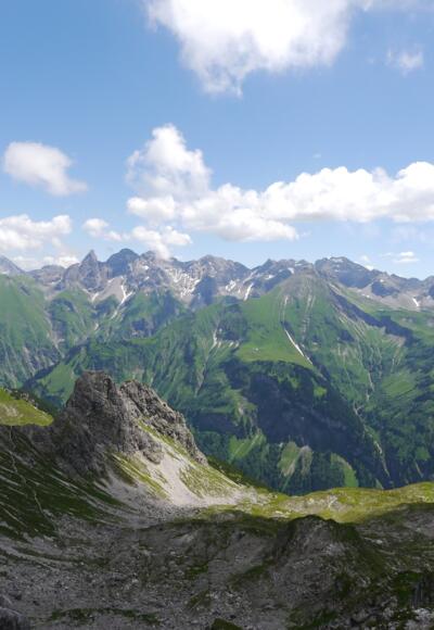 Eindrucksvoller Blick von der Fiderescharte auf den Allgäuer Hauptkamm, in der Mitte Trettachspitze und Mädelegabel