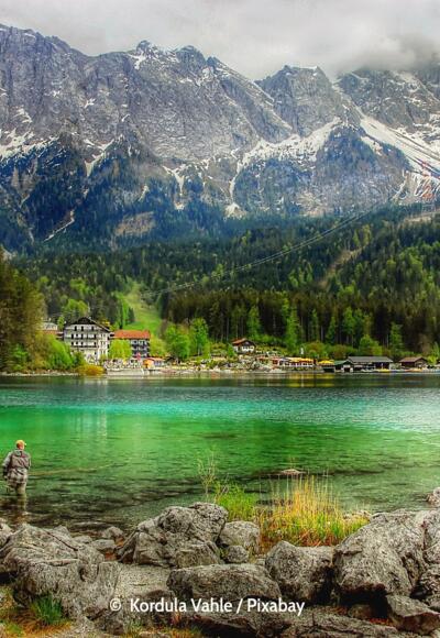 Der Eibsee vor der Zugspitze in Bayern