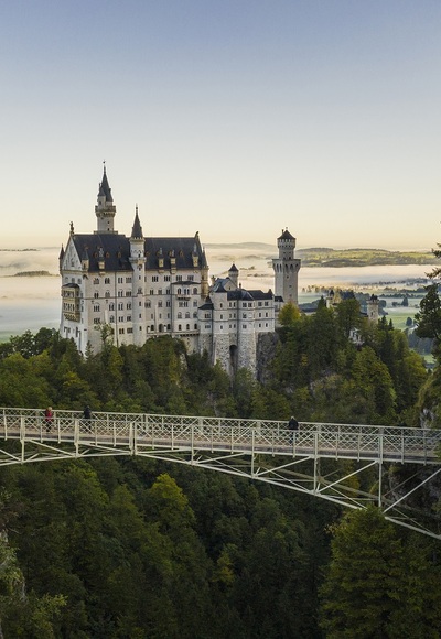 Marienbrücke mit Blick auf Schloss Neuschwanstein und in den Schlosspark
