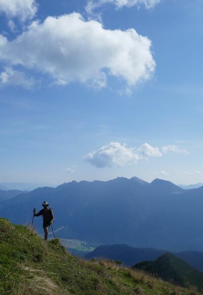 Die letzten Meter zum Gipfel, im Hintergrund das Estergebirge