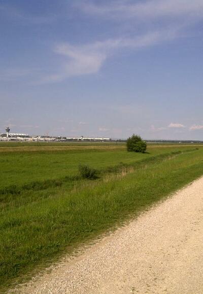 Blick auf den Flughafen während der Radrundtour