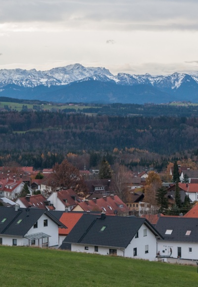 Vom Ort Hohenpeißenberg geht es mit Wettersteinblick steil aufwärts.