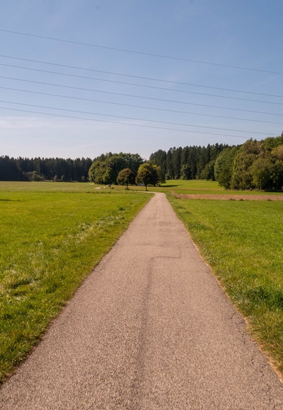 nette Weglein führen um Holzkirchen