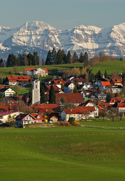 Scheidgg mit Blick auf die verschneite Nagelfluhkette