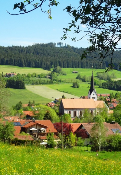 Pfarrkirche St. Pelagius Weitnau Frühling