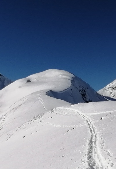 Vor uns die Gipfelkuppe der Mutte, links daneben die Rothornspitze