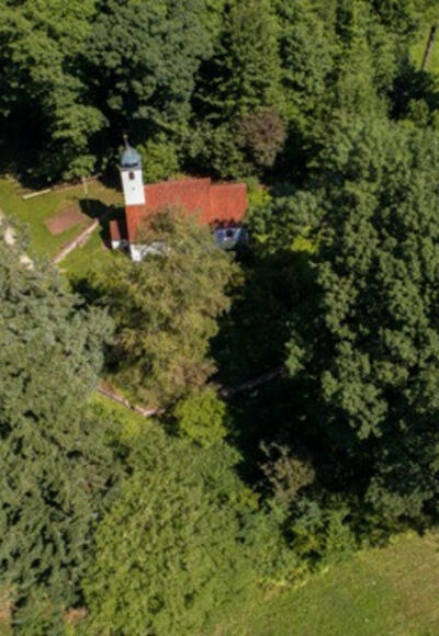 Luftaufnahme der Waldkirche St. Clemens in Oberberghausen/ Kranzberg