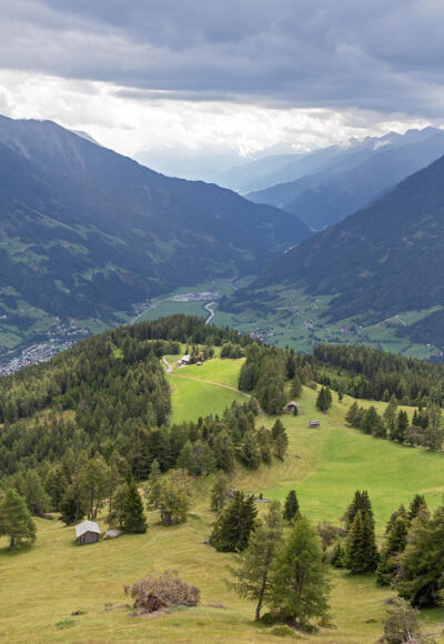 Blick zurück über die Zedlacher Wiesen zur Wodenalm