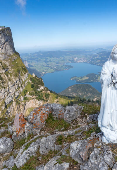 Auf der Spinnerin, im Hintergrund die Schafbergspitze und der Mondsee