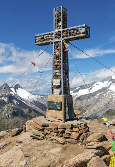 Gipfel der Kreuzspitze (3155 m), rechts im Hintergrund der Großvenediger