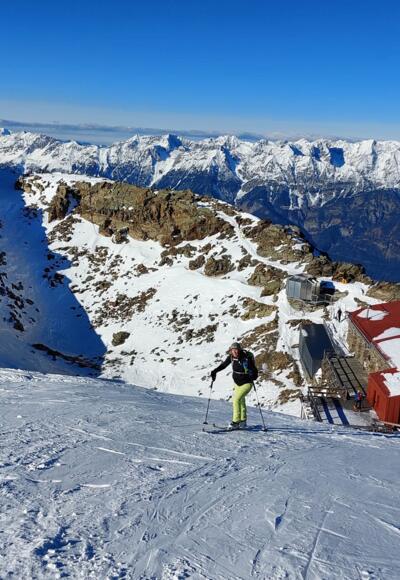 Das letzte Stück zum Gipfel des Glungezers. Unten die Glungezerhütte, ganz links die Sonnenspitze (2639 m).