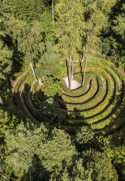 Luftaufnahme Waldlabyrinth beim Walderlebnispfad