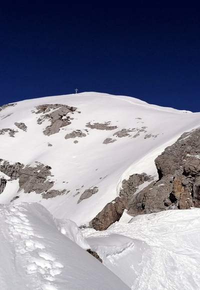 Skidepot, hinten der Gipfel, rechts die Aufstiegsspur erkennbar
