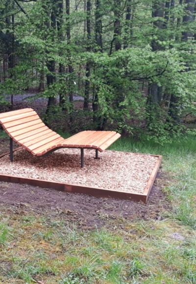 Eine Panorama-Liege mit Ausblick auf das Saaletal