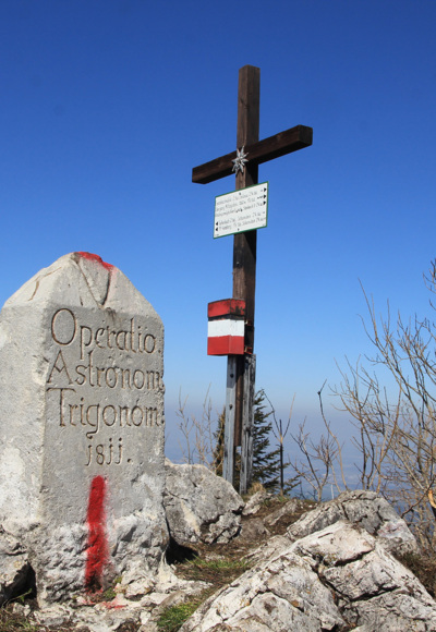 Hochsalm (1405 m), altes Gipfelkreuz (bis 2023) und Vermessungsstein aus dem Jahr 1811.