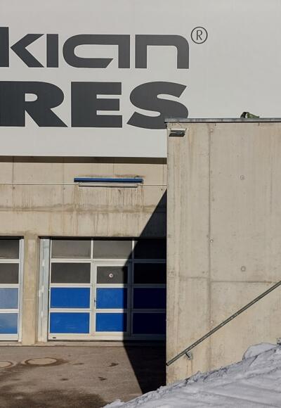 Links um die Talstation herum - die Beschilderung weist den Weg zum Start der Waldroute.