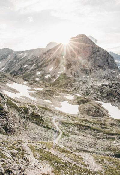 Die Sonne versinkt hinter dem Landfriedstein im Gebiet "am Stein"