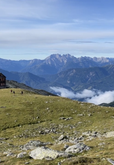 Hugo-Gerbers-Hütte mit Karnischem Hauptkamm (Hoher Warte) im Hintergrund