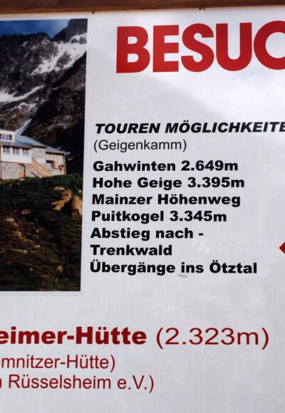 Hinweisschild zur Rüsselsheimer Hütte auf dem Parkplatz
