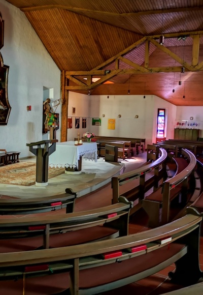 Moderner Innenraum der Pfarrkirche Klaus an der Pyhrnbahn