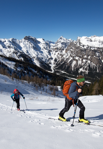 Im Aufstieg in Richtung Westgrat des Bärenkopfes vor imposanter Karwendel Kulisse