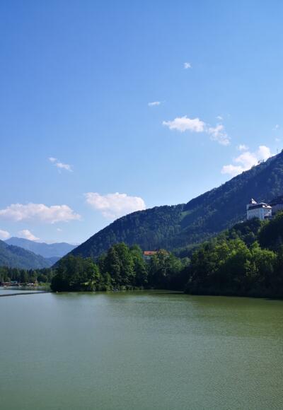Blick über den Stausee Klaus mit Schloss