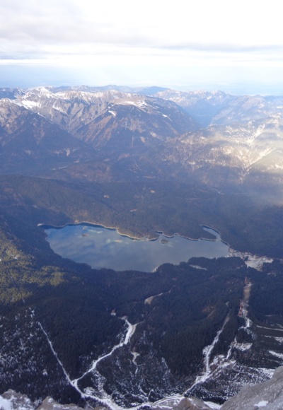 Gipfelblick von der Zugspitze auf den Eibsee
