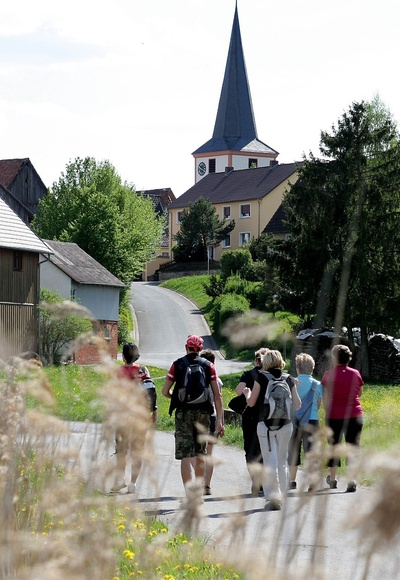 Wandern ins Dorf Roßfeld mit der Margarethenkirche