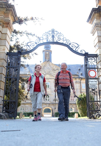 Wanderer vor Schloss Tambach