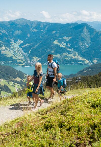Familie entlang Höhenpromenade