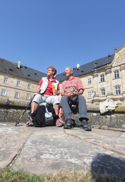 Wanderer vor Schloss Tambach