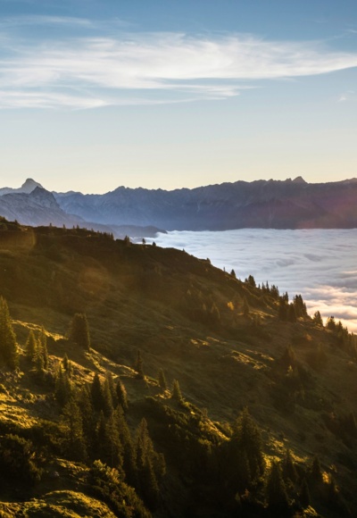 Sonnenaufgang hinter dem Hochkönig, links das Birnhorn vom Spielberghorn über den Spielbergalmen gesehen.