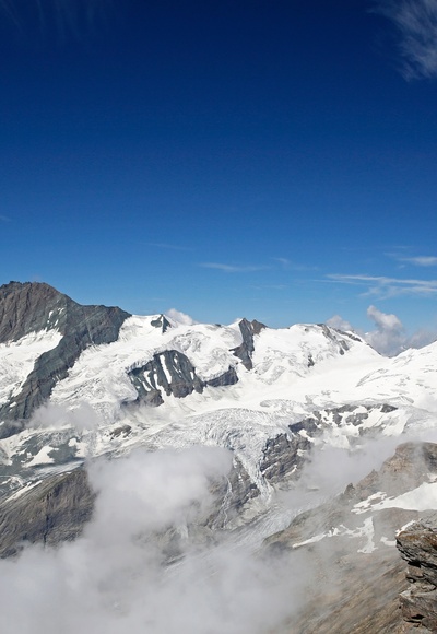 Gipfelratsch am Fuscherkarkopf, im Hintergrund der Großglockner (l.).
