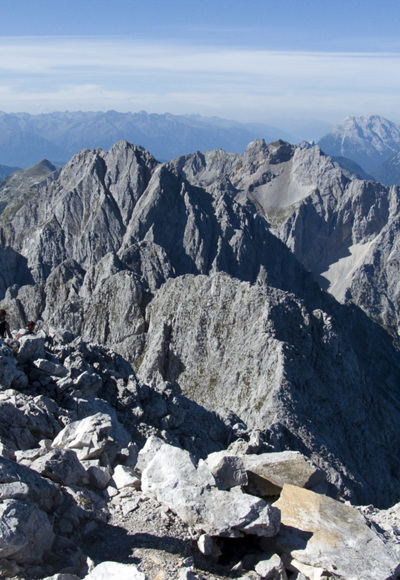 Der Gipfel wartet mit prächtigen Ausblicken auf (hier Großkarspitze, Tiefkarspitze, Westliche Karwendelspitze und Viererspitze)